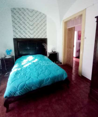 Moradia com 2 espaços comerciais em redondo