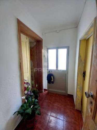 Moradia com 2 espaços comerciais em redondo