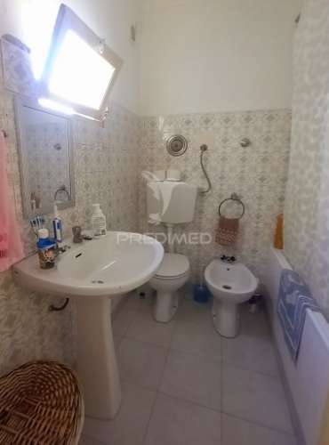 Moradia com 2 espaços comerciais em redondo