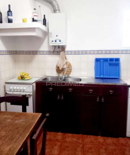 Moradia com 2 espaços comerciais em redondo