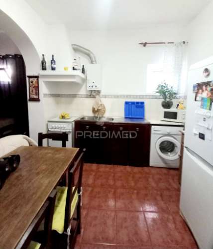 Moradia com 2 espaços comerciais em redondo