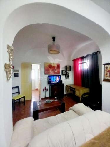 Moradia com 2 espaços comerciais em redondo