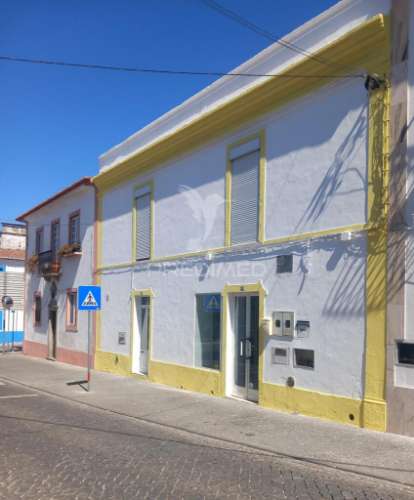 Moradia com 2 espaços comerciais em redondo