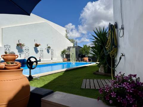 Moradia v3 totalmente reconstruida e piscina