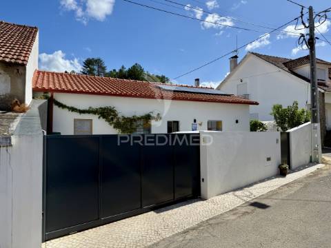 Moradia v3 totalmente reconstruida e piscina