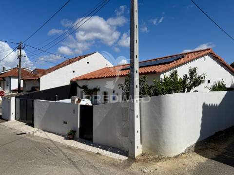 Moradia v3 totalmente reconstruida e piscina