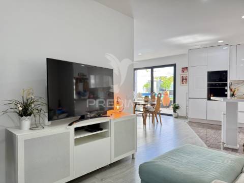 Moradia v3 totalmente reconstruida e piscina