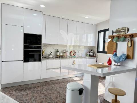 Moradia v3 totalmente reconstruida e piscina