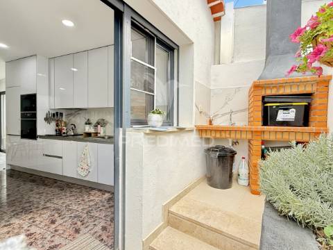 Moradia v3 totalmente reconstruida e piscina