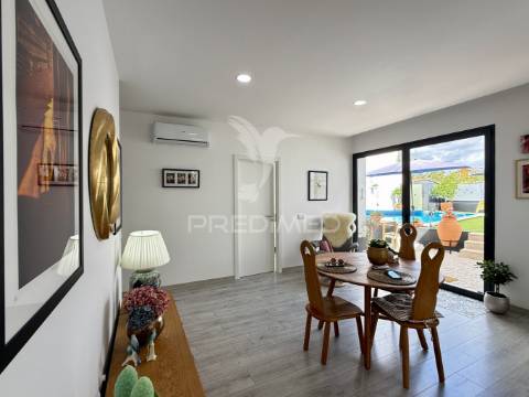 Moradia v3 totalmente reconstruida e piscina