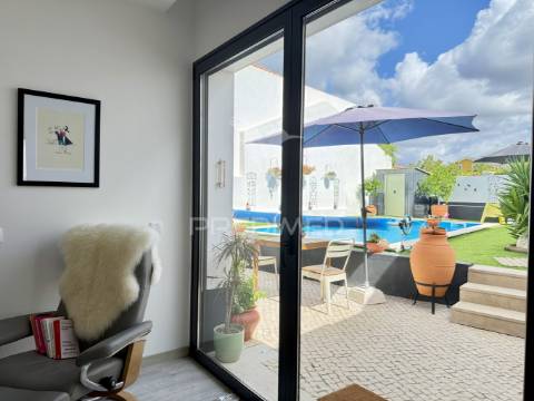 Moradia v3 totalmente reconstruida e piscina