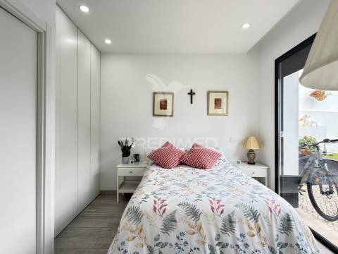 Moradia v3 totalmente reconstruida e piscina