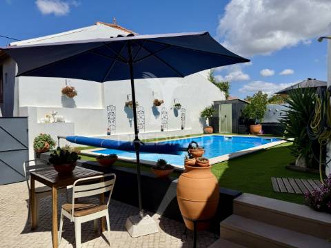 Moradia v3 totalmente reconstruida e piscina