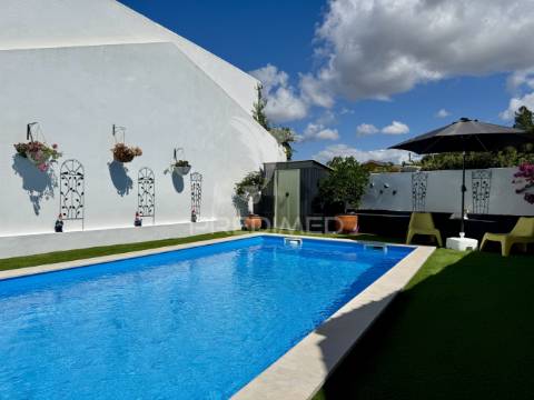 Moradia v3 totalmente reconstruida e piscina