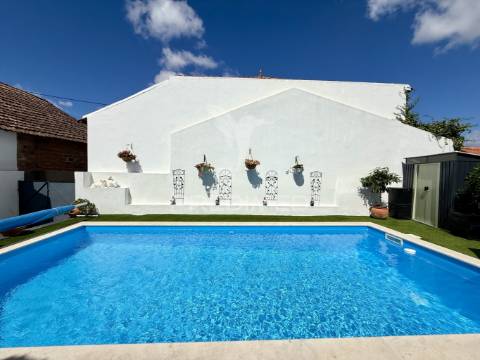 Moradia v3 totalmente reconstruida e piscina