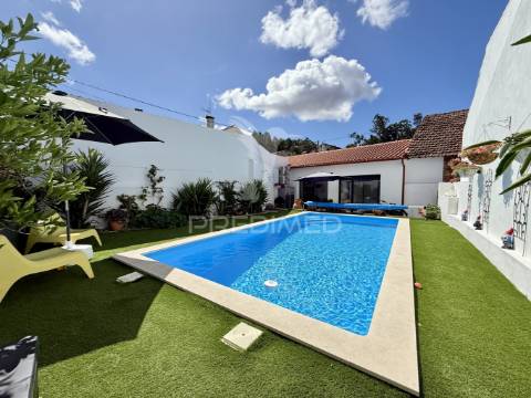 Moradia v3 totalmente reconstruida e piscina