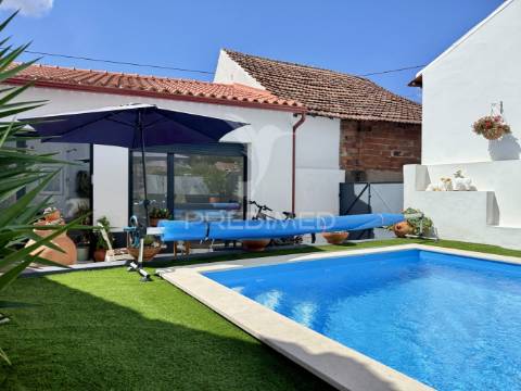 Moradia v3 totalmente reconstruida e piscina