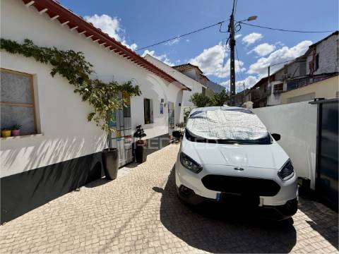 Moradia v3 totalmente reconstruida e piscina