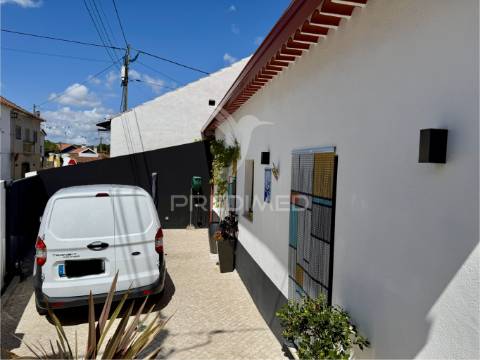 Moradia v3 totalmente reconstruida e piscina