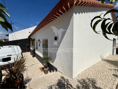 Moradia v3 totalmente reconstruida e piscina