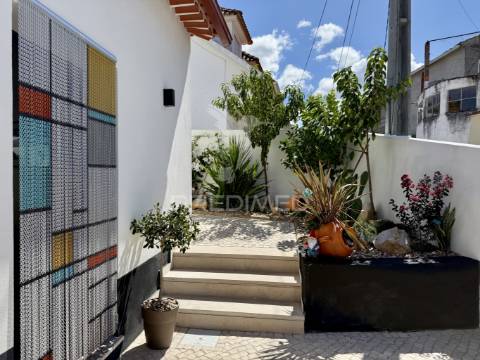 Moradia v3 totalmente reconstruida e piscina