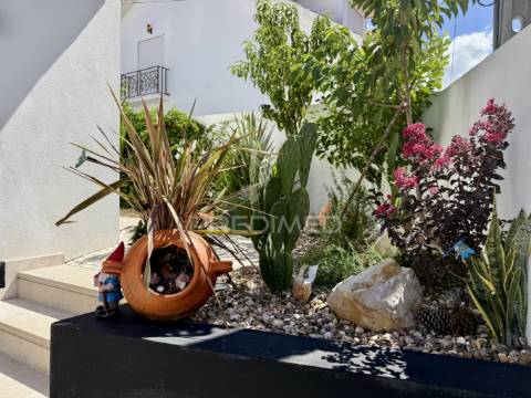 Moradia v3 totalmente reconstruida e piscina