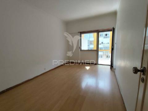 Apartamento t2 em oeiras / remodelado