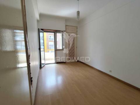 Apartamento t2 em oeiras / remodelado