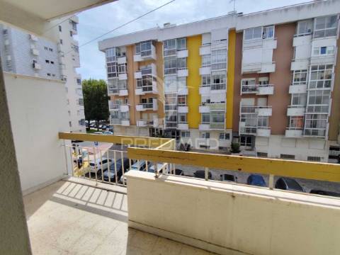 Apartamento t2 em oeiras / remodelado