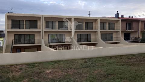 Moradia em banda tipologia t3 +1,  em merelim s. pedro, braga