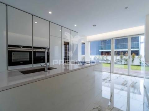 Vende-se moradia t3 nova 4 frentes leça palmeira