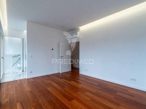 Vende-se moradia t3 nova 4 frentes leça palmeira