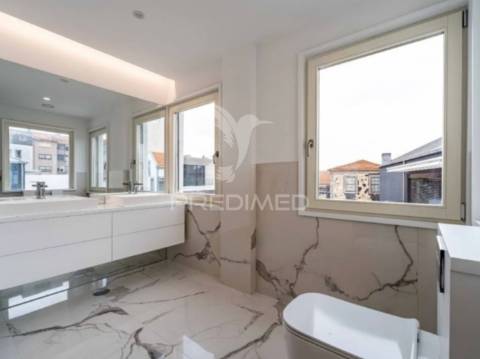 Vende-se moradia t3 nova 4 frentes leça palmeira