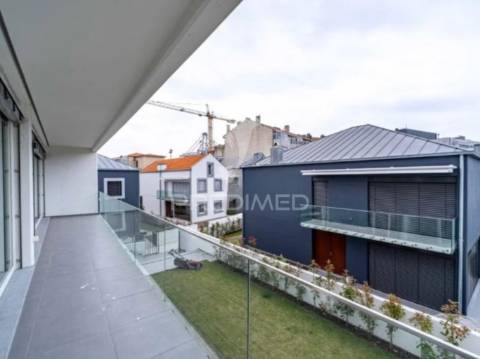 Vende-se moradia t3 nova 4 frentes leça palmeira