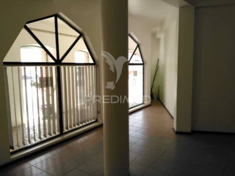 Loja em centro comercial - grândola