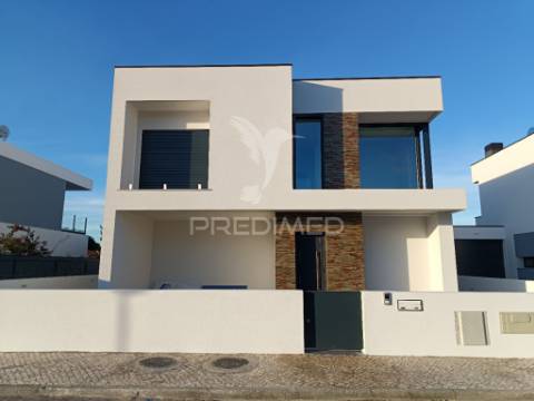 Moradia isolada t3, c/piscina e garagem, em azeitão