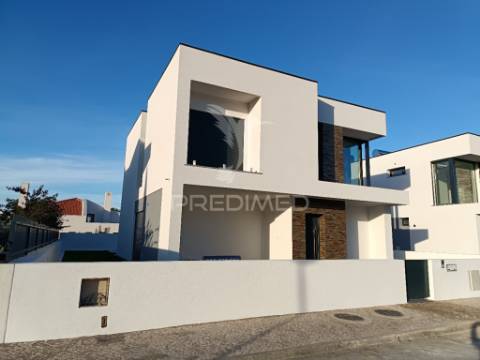 Moradia isolada t3, c/piscina e garagem, em azeitão