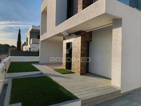 Moradia isolada t3, c/piscina e garagem, em azeitão