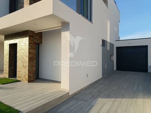 Moradia isolada t3, c/piscina e garagem, em azeitão