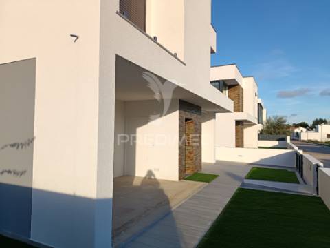 Moradia isolada t3, c/piscina e garagem, em azeitão