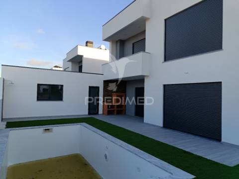 Moradia isolada t3, c/piscina e garagem, em azeitão