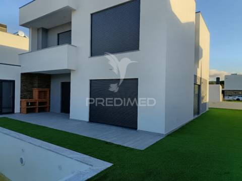 Moradia isolada t3, c/piscina e garagem, em azeitão