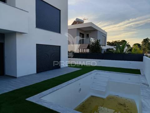 Moradia isolada t3, c/piscina e garagem, em azeitão