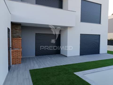 Moradia isolada t3, c/piscina e garagem, em azeitão