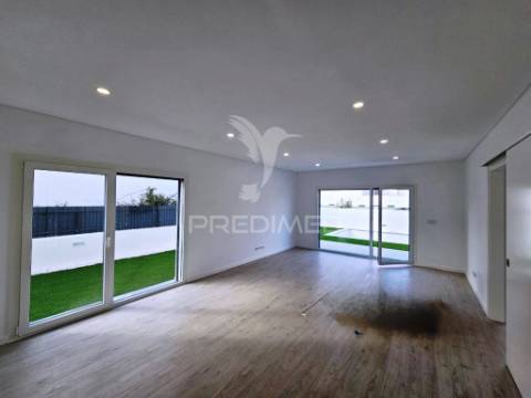 Moradia isolada t3, c/piscina e garagem, em azeitão