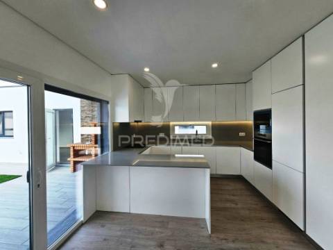 Moradia isolada t3, c/piscina e garagem, em azeitão