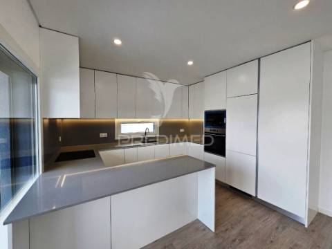 Moradia isolada t3, c/piscina e garagem, em azeitão