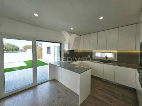 Moradia isolada t3, c/piscina e garagem, em azeitão