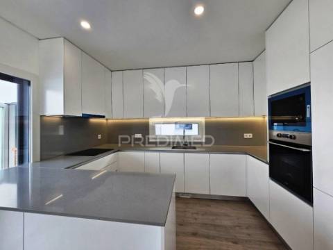 Moradia isolada t3, c/piscina e garagem, em azeitão