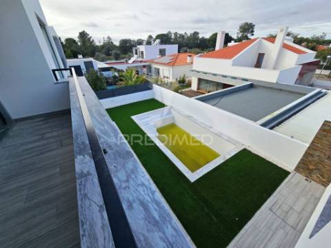 Moradia isolada t3, c/piscina e garagem, em azeitão